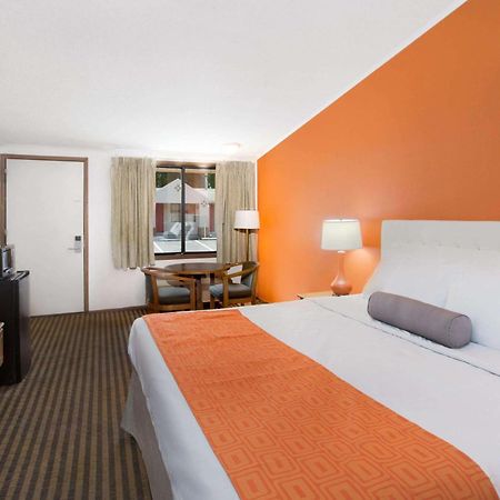 Howard Johnson By Wyndham Wilmington Exterior photo