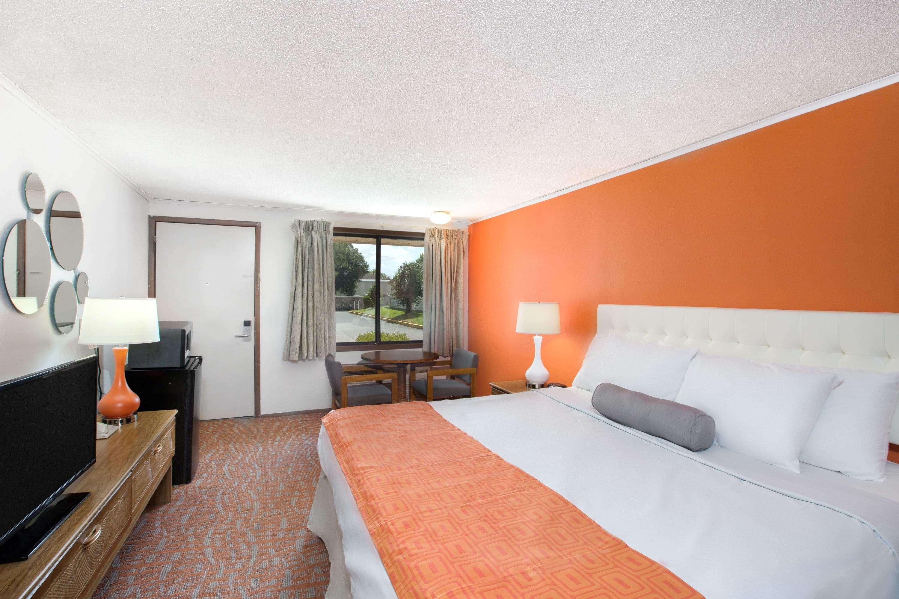 Howard Johnson By Wyndham Wilmington Exterior photo