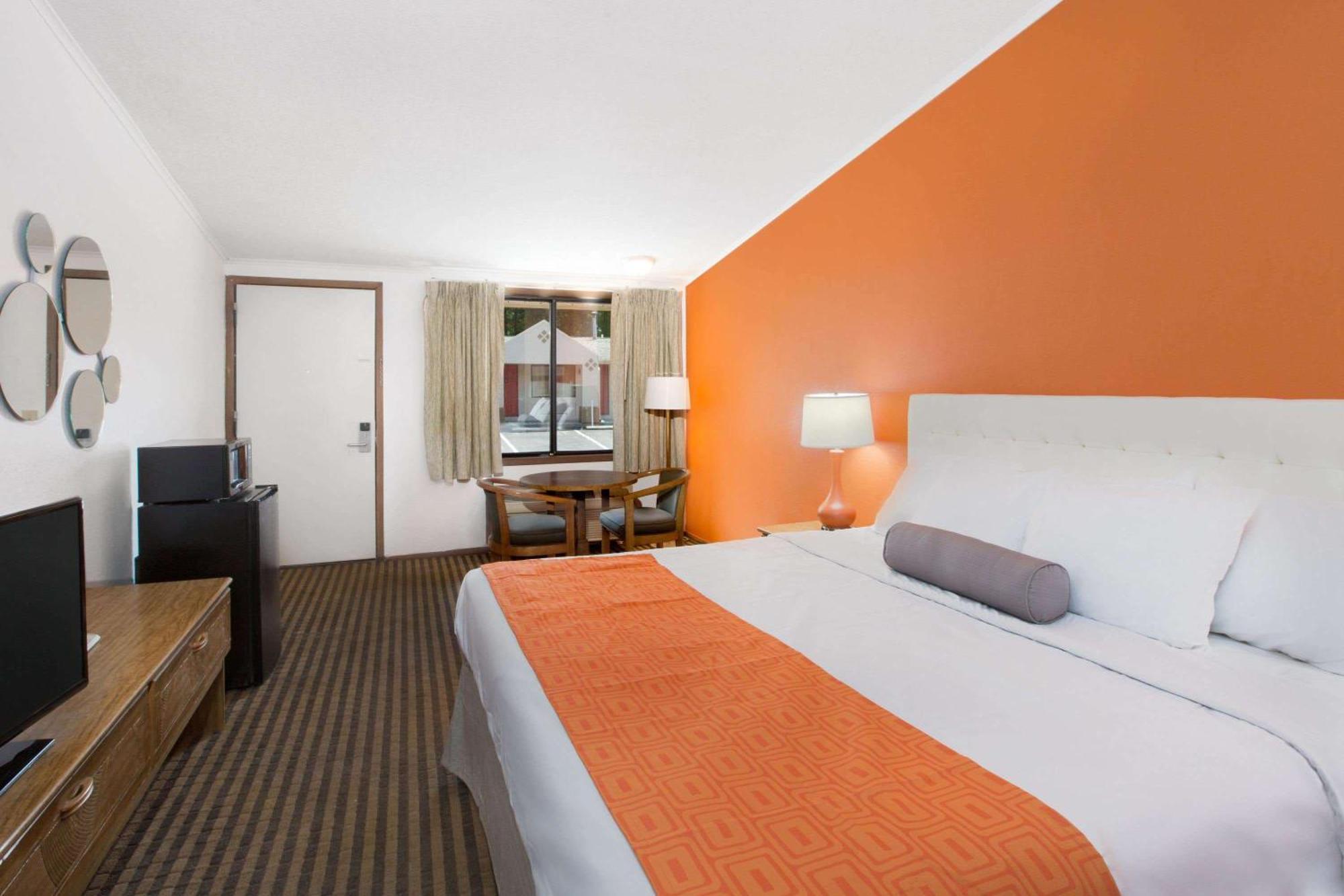 Howard Johnson By Wyndham Wilmington Exterior photo