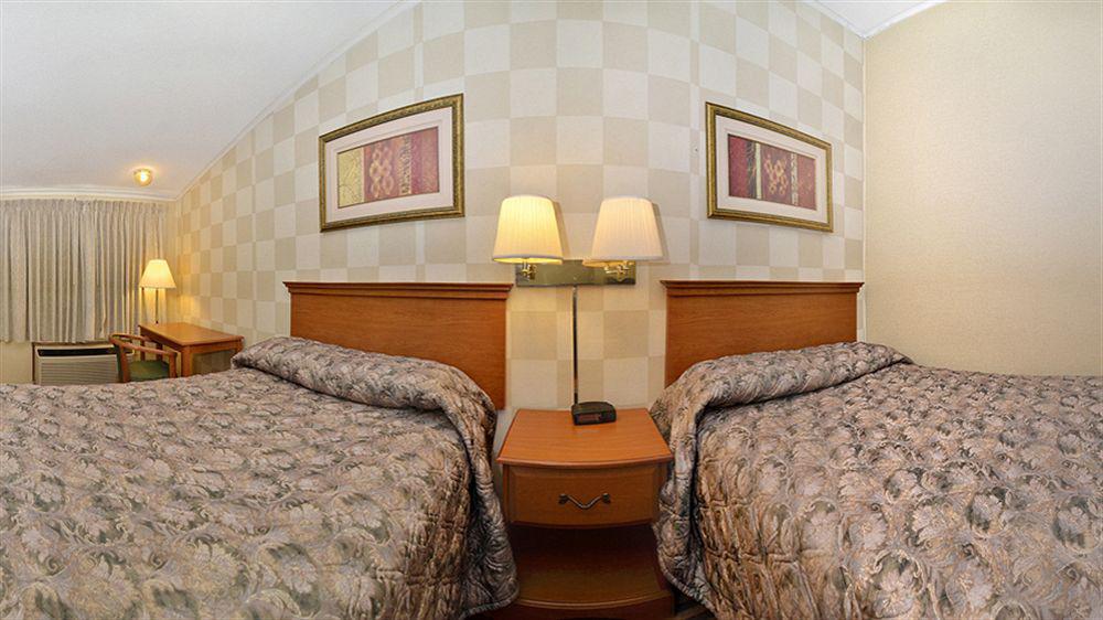 Howard Johnson By Wyndham Wilmington Exterior photo